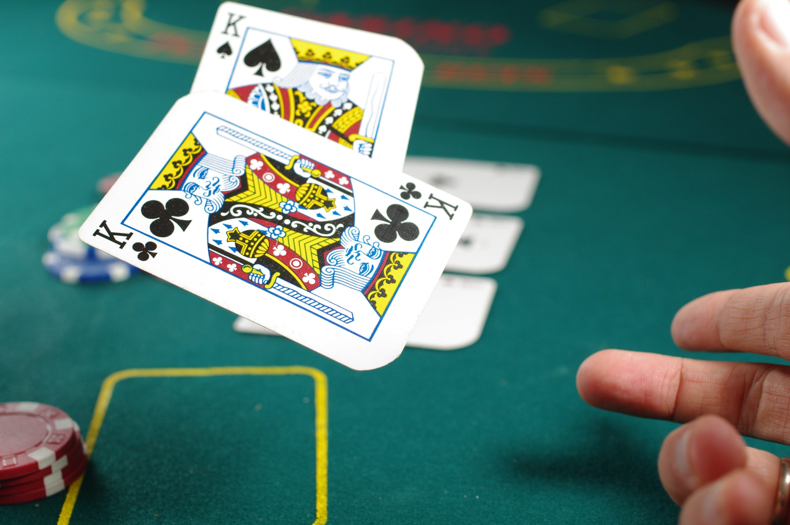 There are a number of benefits that come with playing at an online casino