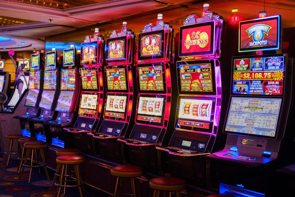 Helpful Tips to Spend Money on a Reliable Online Slot Game